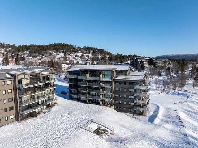 Leiligheten, beliggenhet nær Geilo stasjon og sameiets fasiliteter gjør det perfekt for alle aldersgrupper, Her ligger alt til rette for et aktivt og innholdsrikt fritidsliv i vakre fjellomgivelser - både sommer og vinter.