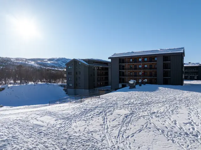 Leiligheten er fra 2022 og ligger i et område som kombinerer sentral beliggenhet med umiddelbar nærhet til fjellets naturopplevelser.