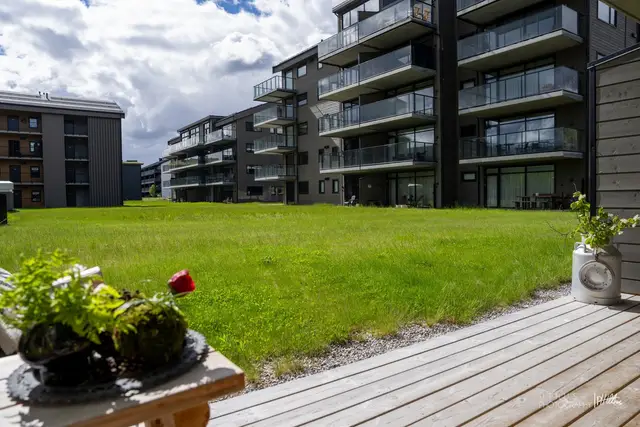 Velkommen til Highland Lodge Fjellandsby i Geilo sentrum. Leiligheten har en svært gunstig beliggenhet i 1.etasje med direkte tilkomst til terrassen.