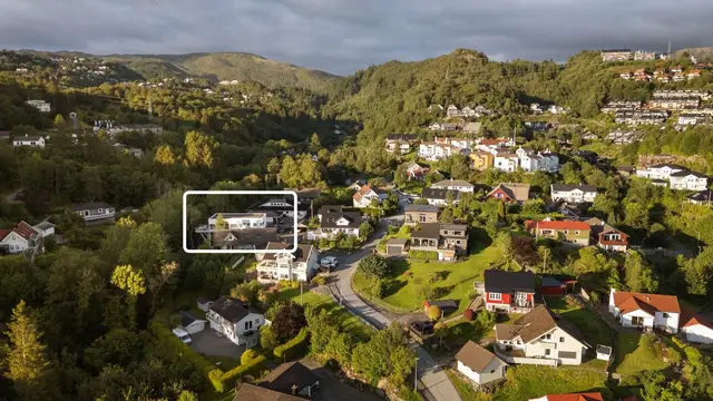 Beliggende i ettertraktet boligområde i Fana bydel | Tilbaketrukket i en rolig blindvei | Kort avstand til Tveiterås, Nesttun, Midtun