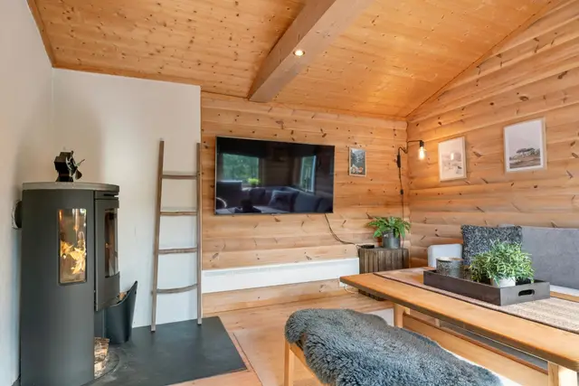 Peisovnen skaper en varm og hyggelig atmosfære på kjølige dager.