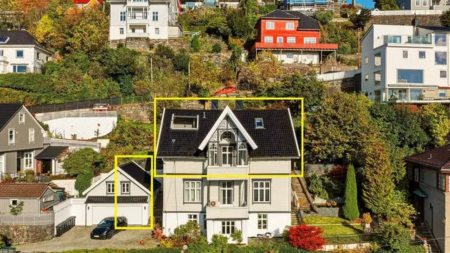 Boligen har inngangsparti i 1.etasje og går over hele 2.etasje og loft. Det er både altan, takterrasse og halvpart av garasje. Garasjen har leddport med elektrisk åpner.