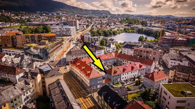 Meget sentral beliggenhet like ved Kronstad X med butikk, baker, treningssenter m.m. Kronstad X er også knutepunktet for begge bybanelinjene.